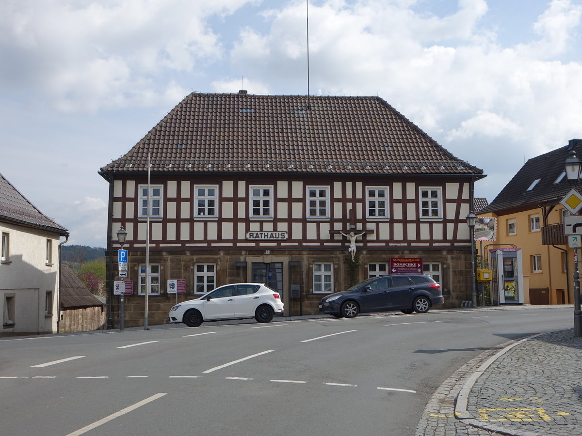 Altenkunstadt, altes Rathaus. Zweigeschossiges Walmdachhaus mit Fachwerkobergeschoss, erbaut um 1800 (16.04.2017)