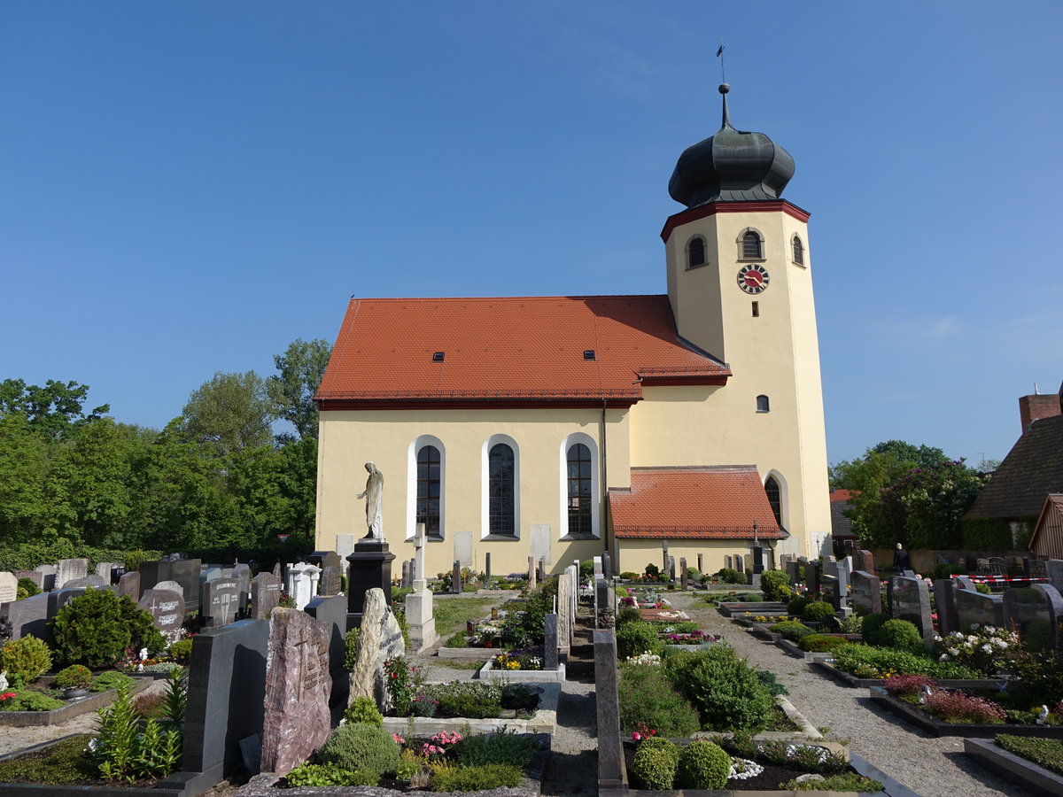 Altenmuhr, Ev. St. Johannis Kirche, Chorturmkirche, erbaut im 13. Jahrhundert, Chor und Turm 1467 erweitert, 1723 barockisiert, Zwiebelhaube des Turm von 1798 (26.05.2016)
