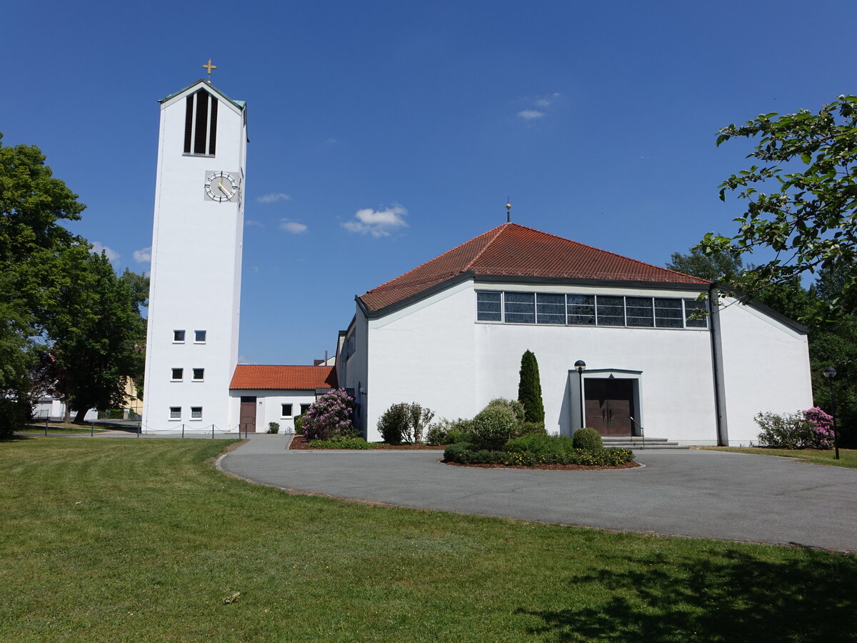 Altenstadt an der Waldnaab, Pfarrkirche Hl. Familie, erbaut 1961 (21.05.2018)