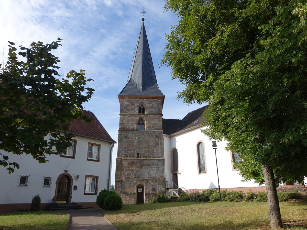 Altheim, Pfarrkirche St. Andreas, Chorturm von 1360, Langhaus erbaut von 1948 bis 1949 (14.07.2023)