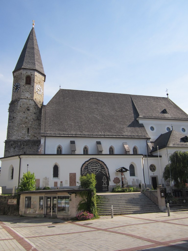 Altmnster, Pfarrkirche St. Benedikt an der Mnsterstrae, erbaut 1473, Altarraum von Adam Graf von Herberstorff erneuert von 1625 bis 1627 (26.07.2014)