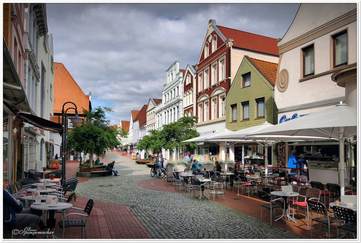 Altstadt von Verden an der Aller. Die Fugngerzone mit ihren Gartencafs. Mitte September 2023