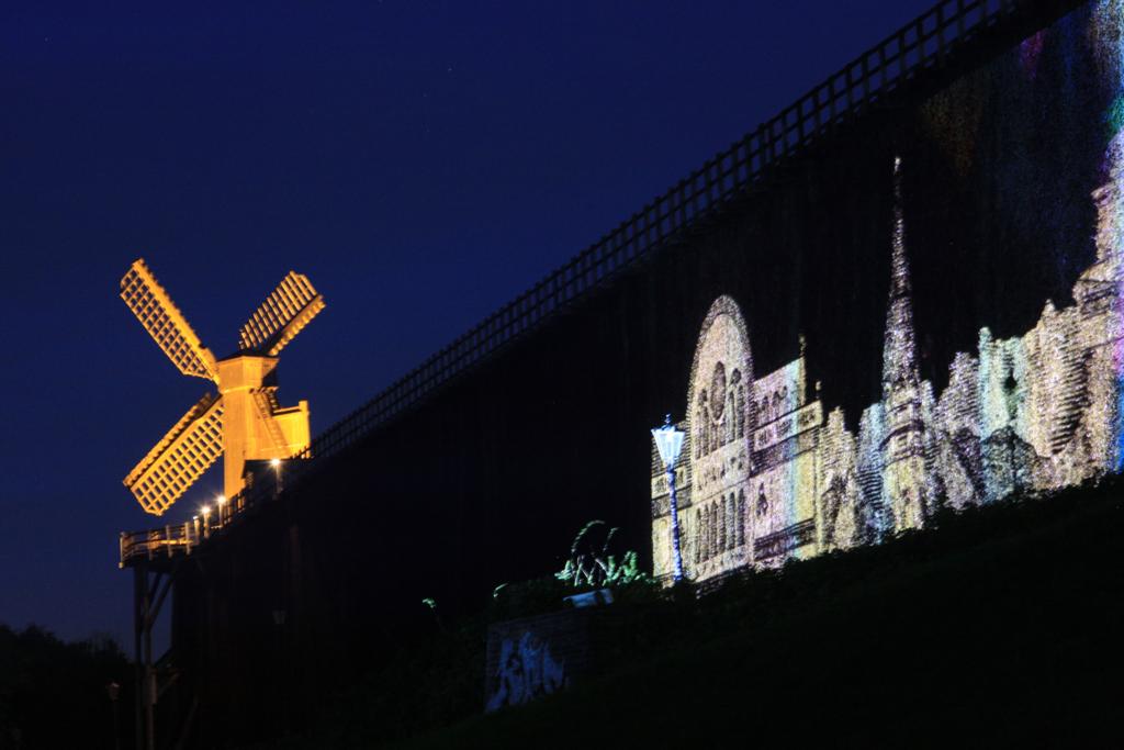Am 2.10.2013 waren wieder Lichterwochen im Kurbad Bad Rothenfelde. Die Salinen wurden mit Beamern illuminiert. Dabei ergab sich auch dieses orientalische Motiv
auf der Saline zusammen mit der heimischen Windmhle. 