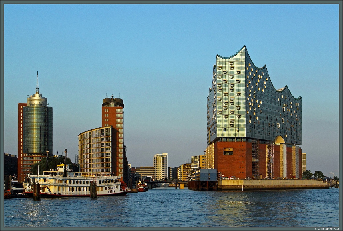 Am 29.08.2015 ist die Elbphilharmonie zumindest uerlich weitgehend fertiggestellt und prgt die Skyline von Hamburg. Bis zur Erffnung sollen allerdings noch 1,5 Jahre vergehen, die fr den Innenausbau erforderlich sind. Ursprngslich war die Fertigstellung bereits fr das Jahr 2010 vorgesehen. Links ist der Raddampfer Mississippi Queen zu sehen.