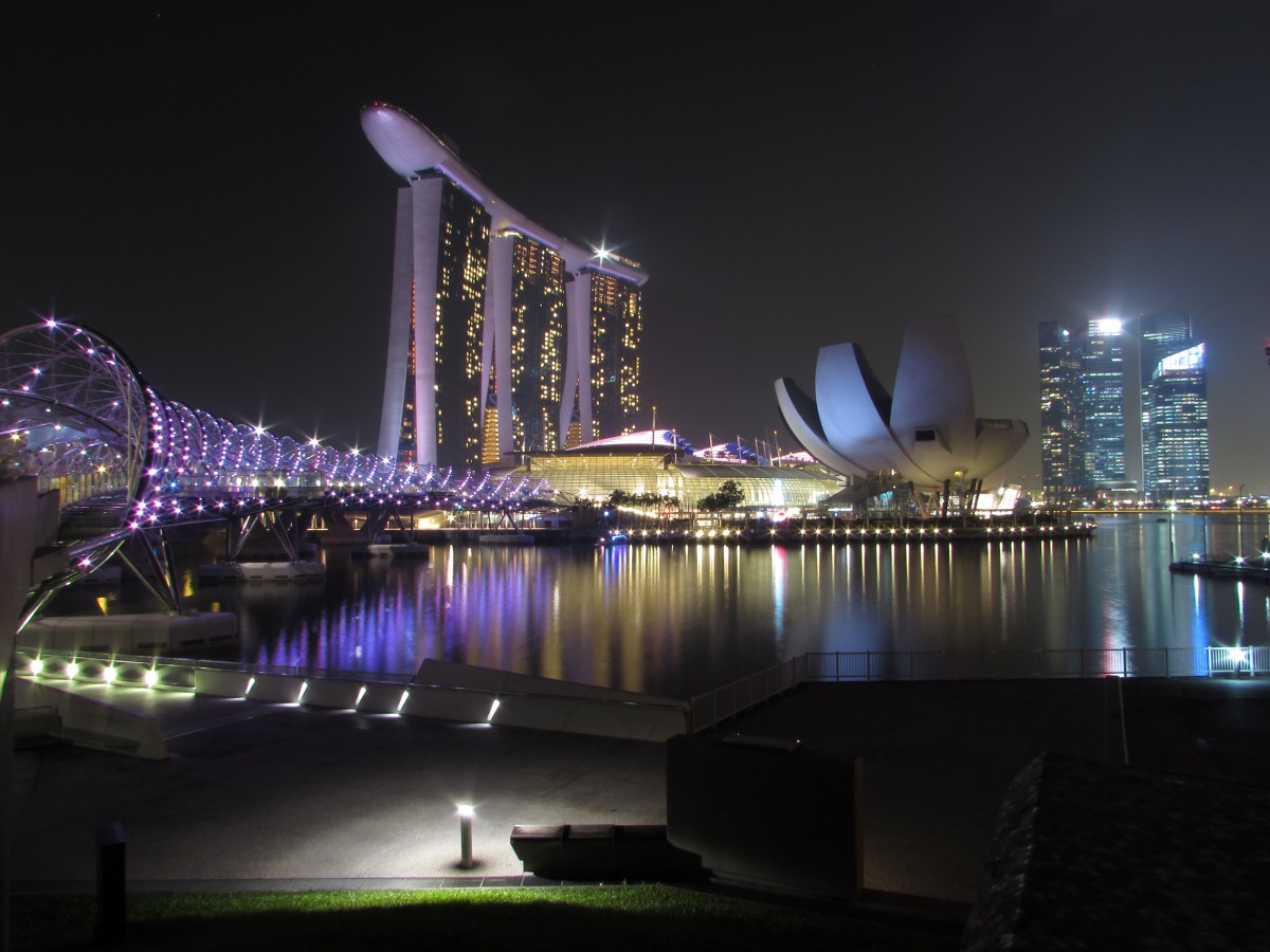 Am 6.1.2014 kamen wir erneut in Marina Bay vorbei um andere Teile des Viertels zu erkunden.
Zu sehen von links nach rechts die Helix Bridge, das Marina Bay Sands Hotel, die Lotosblte welche das Art Sience Museum beherbergt und 4 Hochhuser aus dem Financial District von Singapur.