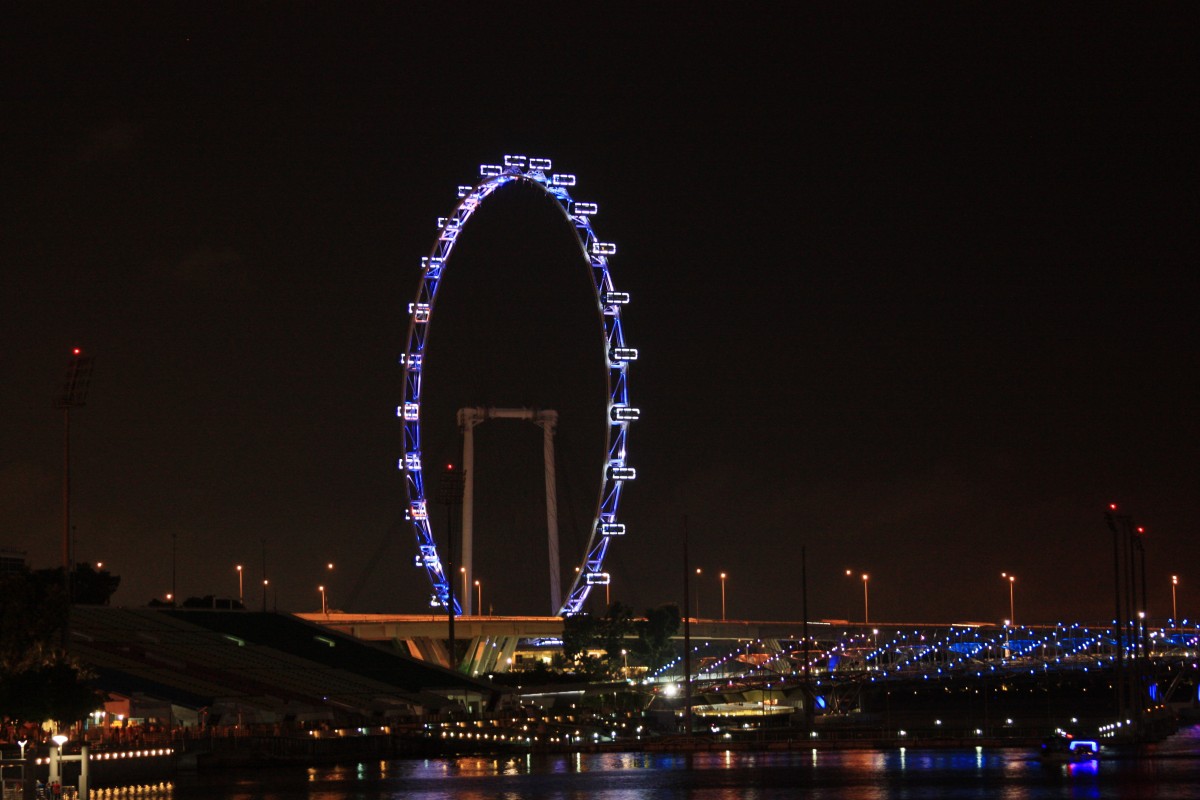 Am Abend des 5.1.2014 zog es uns nach Marina Bay wo dieses Foto vom Singapore Flyer entstand.