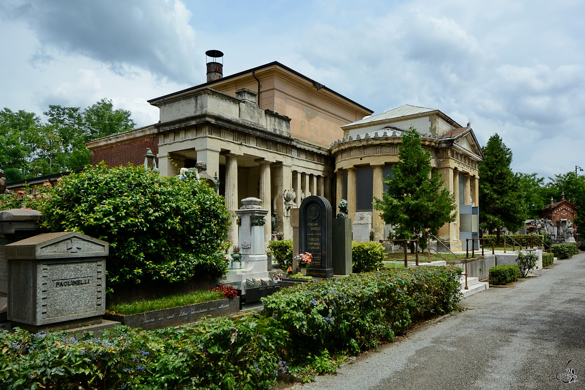 Am Ende der Hauptachse des Zentralfriedhofes von Mailand befindet sich der 1876 eingeweihte  Krematoriumstempel , welcher aber nicht mehr als Krematorium genutzt wird. Mailand war die erste Stadt in Italien und eine der ersten in Europa, die Krematorien nutzte. (Juni 2014)