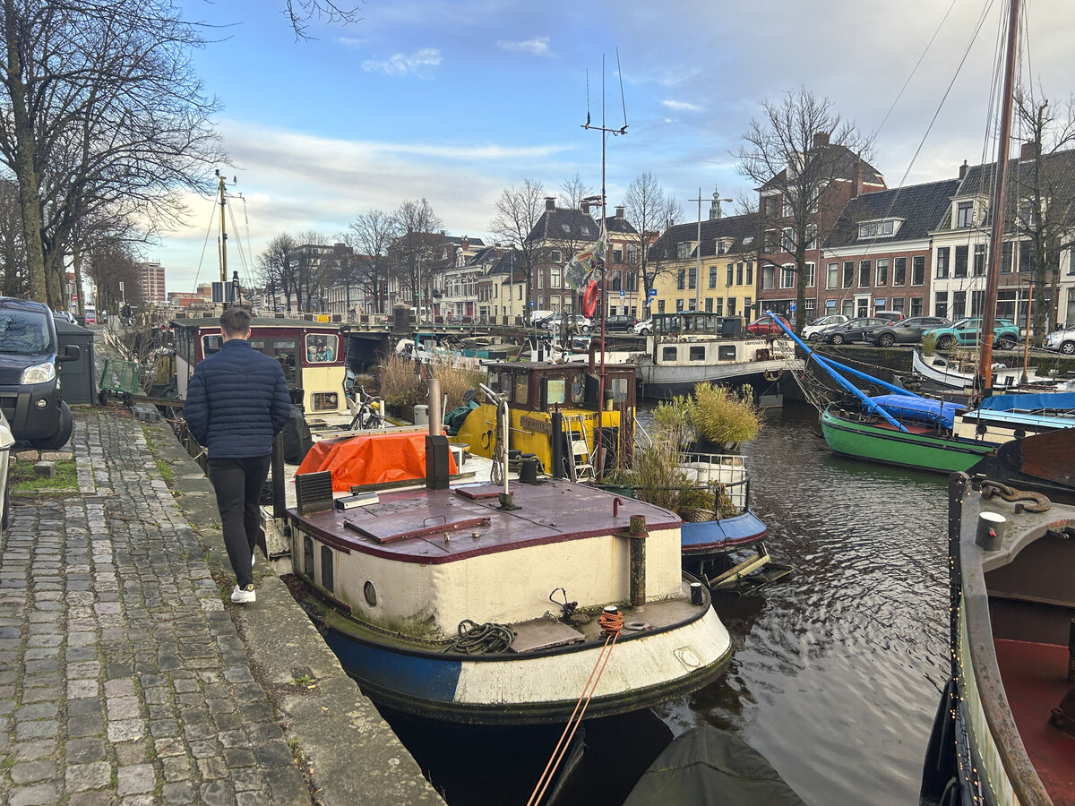 Am Kanal Lopende Diep in der Innenstadt von Groningen. Aufnahme: 29. Dezember 2023.