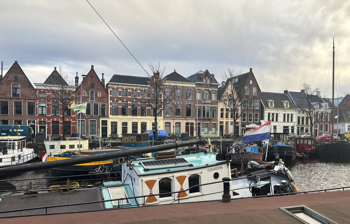 Am Kanal Lopende Diep in der Innenstadt von Groningen. Aufnahme: 29. Dezember 2023.