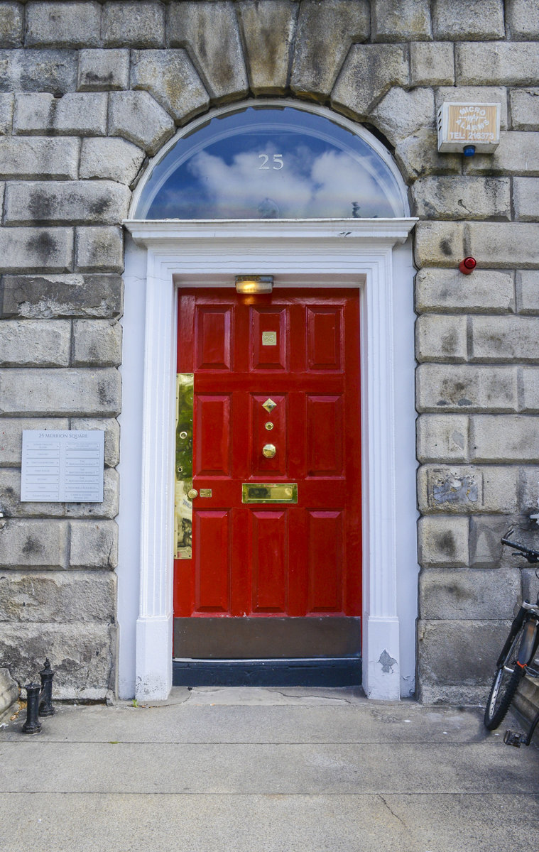 Am Marion Square kann man die berhmten Dublin Doors besichtigen. Aufnahme: 10. Mai 2018. 