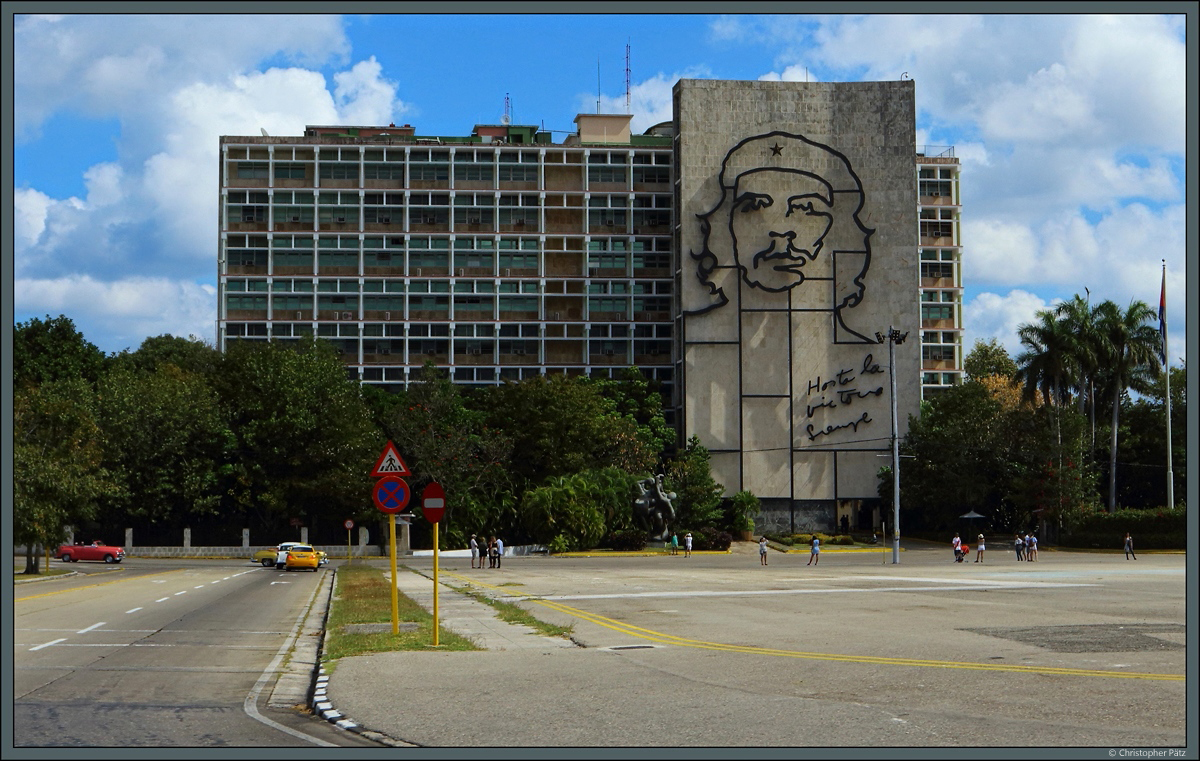 Am Plaza de la Revolucin in Havanna befindet sich das kubanische Innenministerium, welches mit einem riesigem Portrt Che Guevaras versehen ist. (19.03.2017)