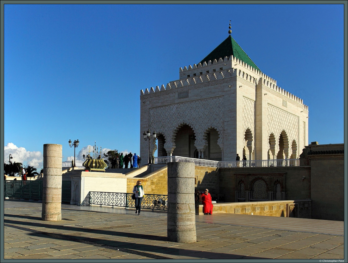 Am Rande der Reste der Groen Moschee von Rabat mit ihren Sulenstmpfen und dem Hassan-Turm befindet sich das 1967 bis 1971 errichtete Mausoleum des Knigs Mohammed V. (Rabat, 23.11.2015)