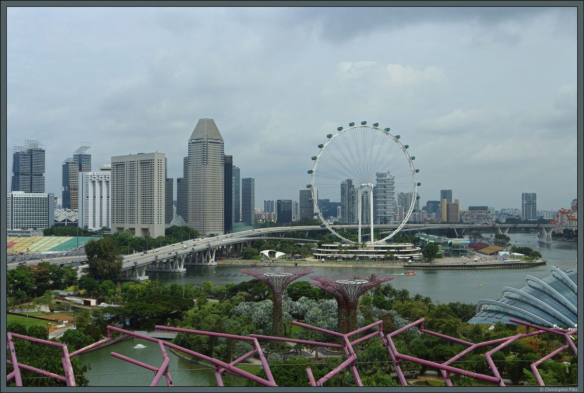 Am Riesenrad  Singapore Flyer  strmt der Singapore River in die Marina Bay. Links befindet sich der Stadtteil Downtown Core als wirtschaftlich bedeutendes Zentrum Singapurs. Im Vordergrund sind die Gardens of the Bay zu sehen. (Singapur, 11.01.2020)