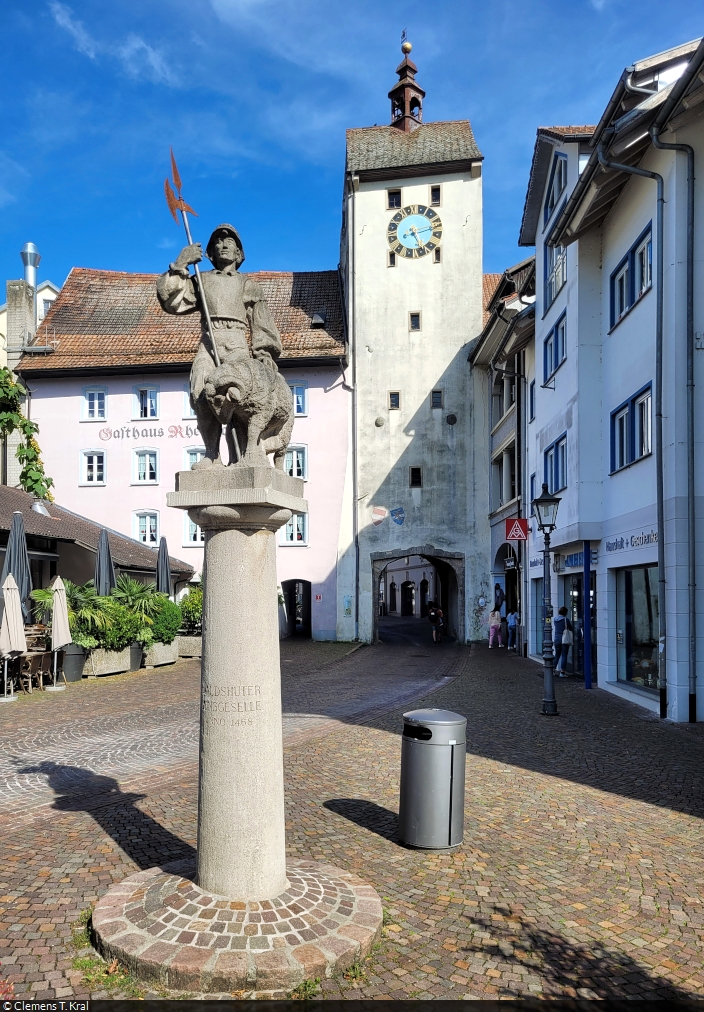 Am westlichen Rand der Kaiserstrae in Waldshut (Waldshut-Tiengen) steht das Untere Tor, im Vordergrund zusammen mit dem Waldshuter Junggesellen, einer Skulptur in Erinnerung an die Junggesellenschaft von 1468.

🕓 30.7.2023 | 17:13 Uhr