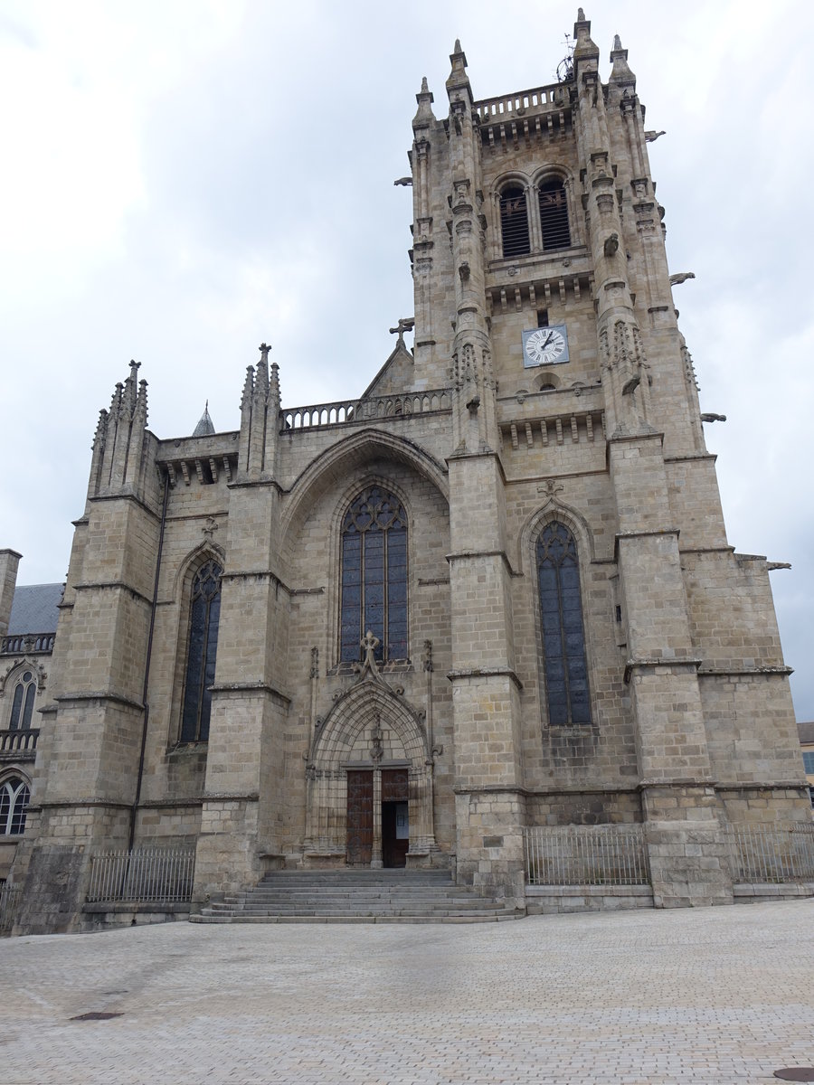 Ambert, sptgotische St. Jean Kirche, erbaut im 15. Jahrhundert (19.09.2016)