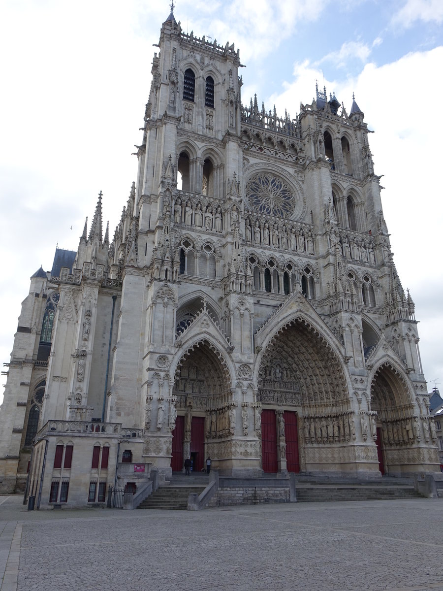 Amiens, Kathedrale Notre Dame, 145 lange gotische Kathedrale, erbaut ab 1220, Kirchenschiff 1236, Chor 1268 vollendet, 112 Meter hoher Turm, Westfassade von 1236 mit Galerie der Knige (15.05.2016)