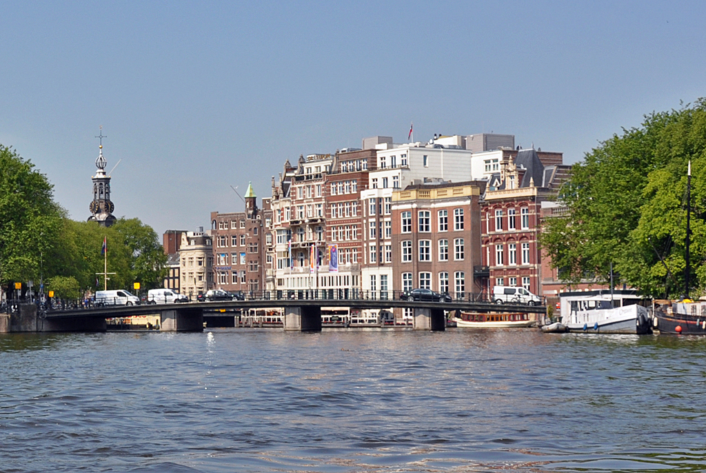 Amsterdam - einer der Brcken ber die Amstel und Wohnbauten - 23.07.2013