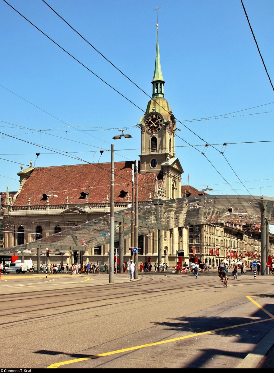 An einem heien Sommernachmittag wurde die Heiliggeistkirche Bern (CH) vom Bubenbergplatz aus verewigt.
Das moderne Glasdach der Tram- und Bushaltestelle Bahnhof weist - neben ein paar anderen Details - auf die Gegenwart hin.
(verbesserte Version mit erneutem Weiabgleich)
[24.7.2019 | 13:54 Uhr]