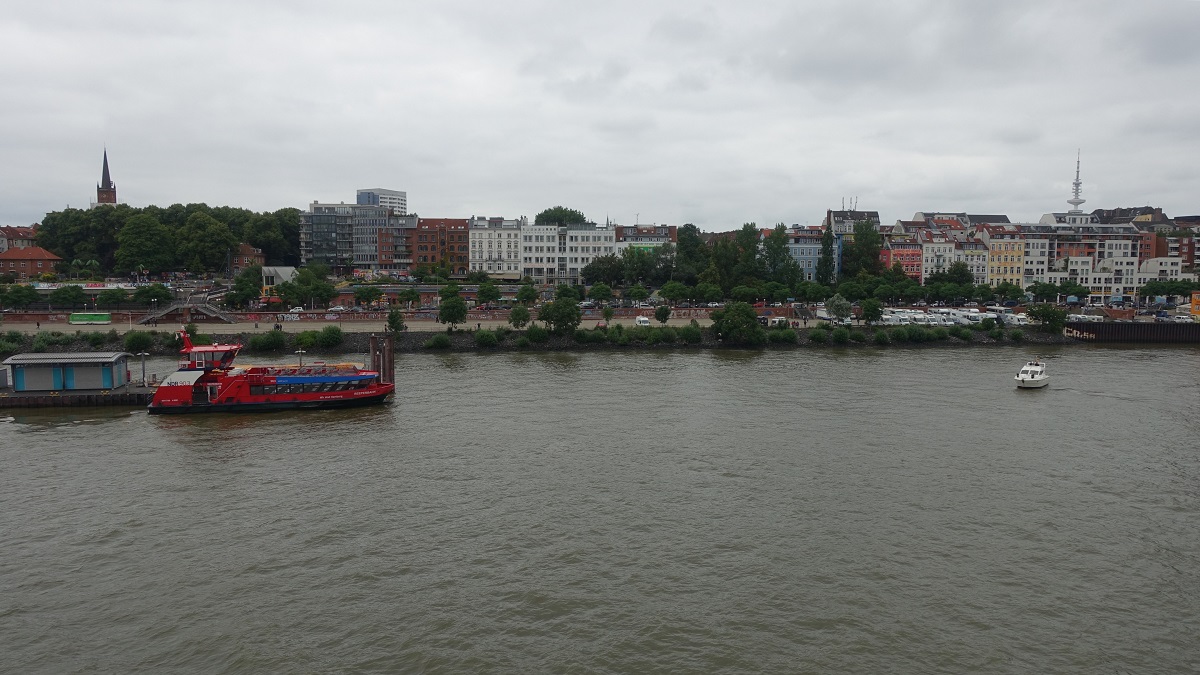 an der Elbe am 14.7.2019: Hamburg, Blick auf St. Pauli vom HADAG-Betriebshof (links) auf das Fischmarktgelnde mit der dahinterliegenden Hafenstrae, am Sonntagmorgen herrscht hier das pralle Leben, Foto von Bord der CAP SAN DIEGO /  