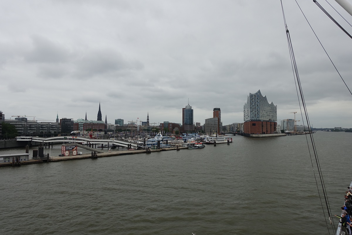 an der Elbe am 14.7.2019: Hamburg, Blick auf die berseebrcke (ohne CAP SAN DIEGO, denn auf der sind wir), dem dahinterliegenden Sportboothafen(Niederhafen) und dem Eingang in die Hafencity mit der Einfahrt in den Sandtorhafen zum Traditionsschiffhafen,  Foto von Bord der CAP SAN DIEGO /  