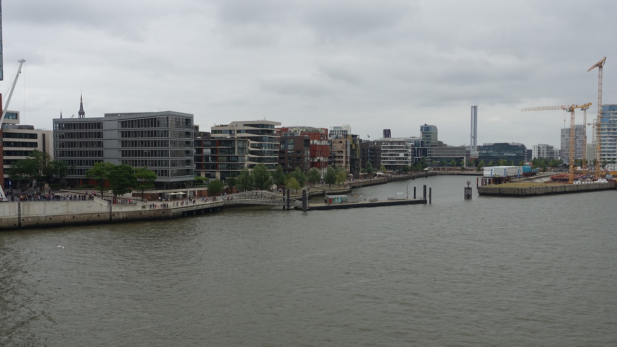 an der Elbe am 14.7.2019: Hamburg, Blick in die Hafencity mit dem Grasbrookhafen an deren Ende die Marco-Polo-Terrassen liegt, im Vordergrund der Fhranleger Elbphilharmonie,  Foto von Bord der CAP SAN DIEGO /  