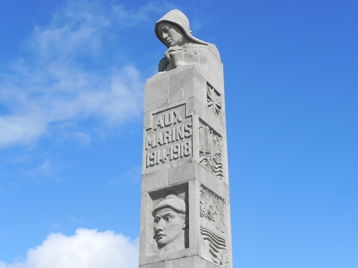 An der Spitze der Pointe Saint-Mathieu in der Gemeinde Plougonvelin steht ein Mahnmal von 1927 als Erinnerung an die fr Frankreich im 1. Weltkrieg verstorbenen Seeleute. 01.10.2016