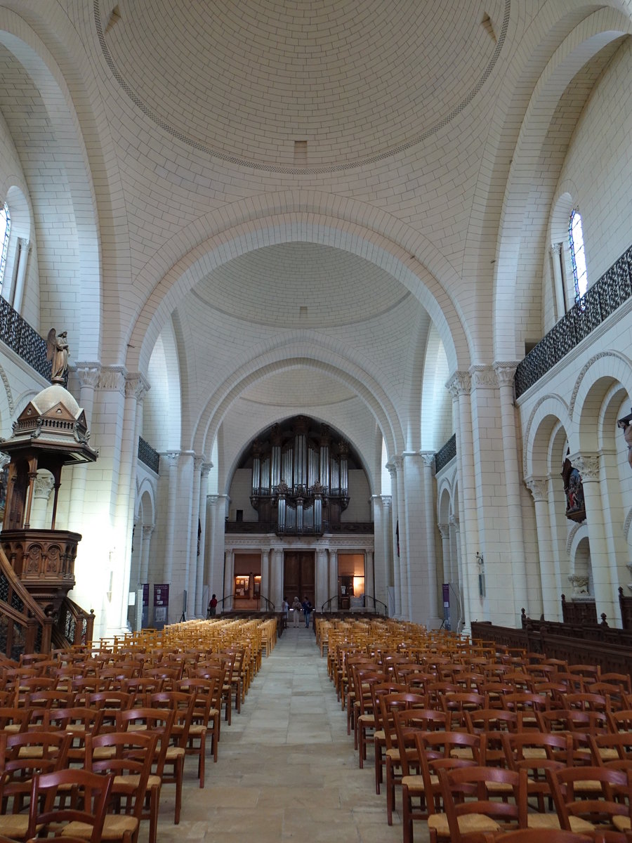 Angouleme, romanischer Innenraum mit Orgel in der Kathedrale St. Pierre (15.07.2017)