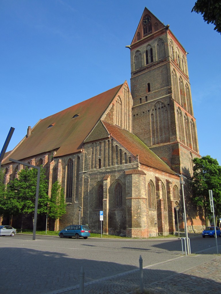 Anklam, Marienkirche, dreischiffige Hallenkirche der Backsteingotik mit Sdwest Turm, erbaut ab 1296, Bombenschden von 1943 wurden bis 1947 beseitigt (22.05.2012)