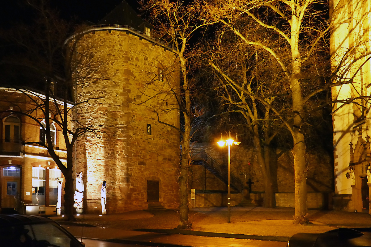 Annaturm - Stadtmauer, rechts die St. Martin-Kirche, nachts in Euskirchen - 16.12.2017