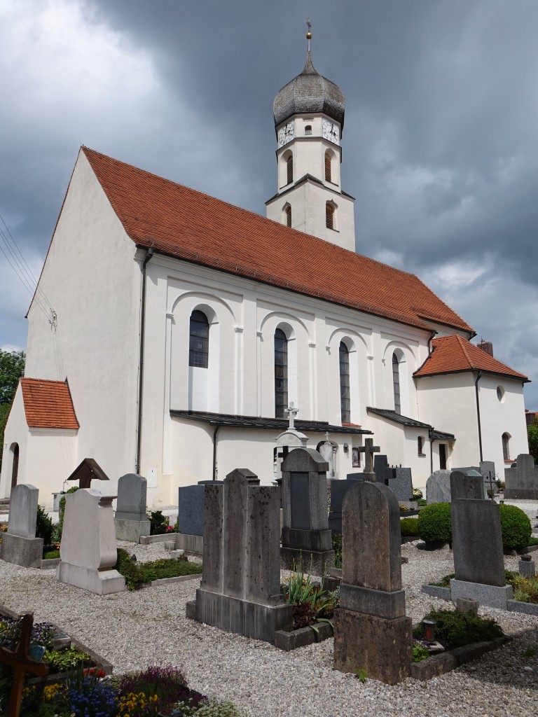 Antdorf, Pfarrkirche St. Peter und Paul, barocker Saalbau mit nrdlichem Flankenturm, erbaut ab 1688 durch Caspar Feichtmayr (17.05.2015)