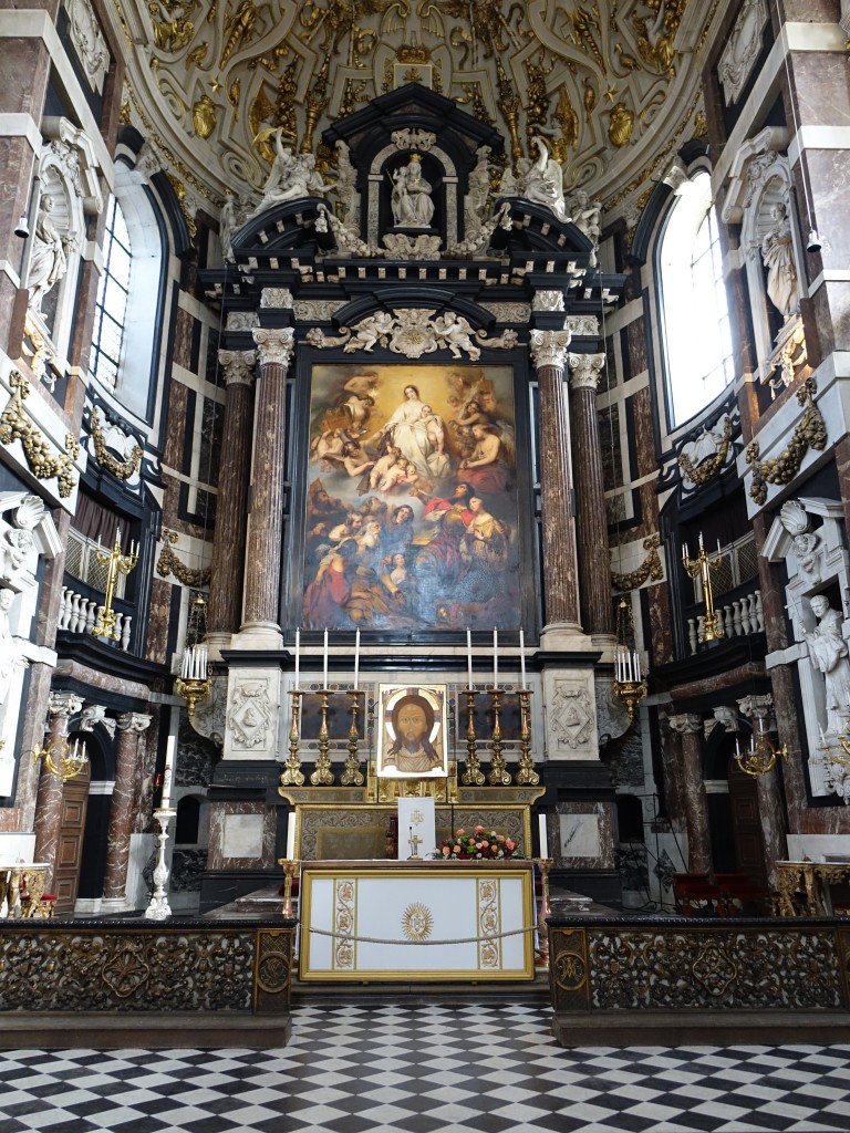 Antwerpen, Hochalter der St. Karl Borromus Kirche mit Altarbild Krnung der Jungfrau von Cornelis Schut (28.04.2015)