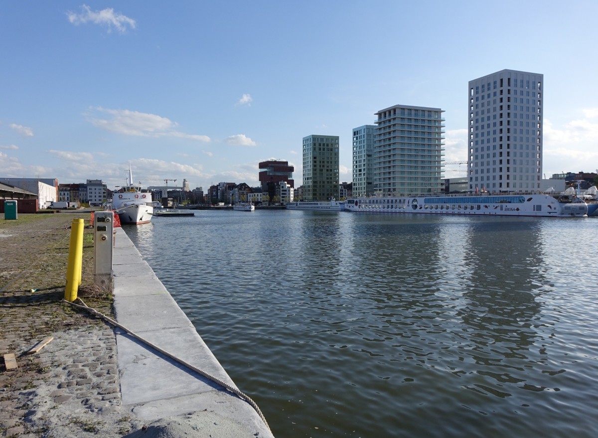 Antwerpen, moderne Wohnblocks am Kattendijkdock (28.04.2015)
