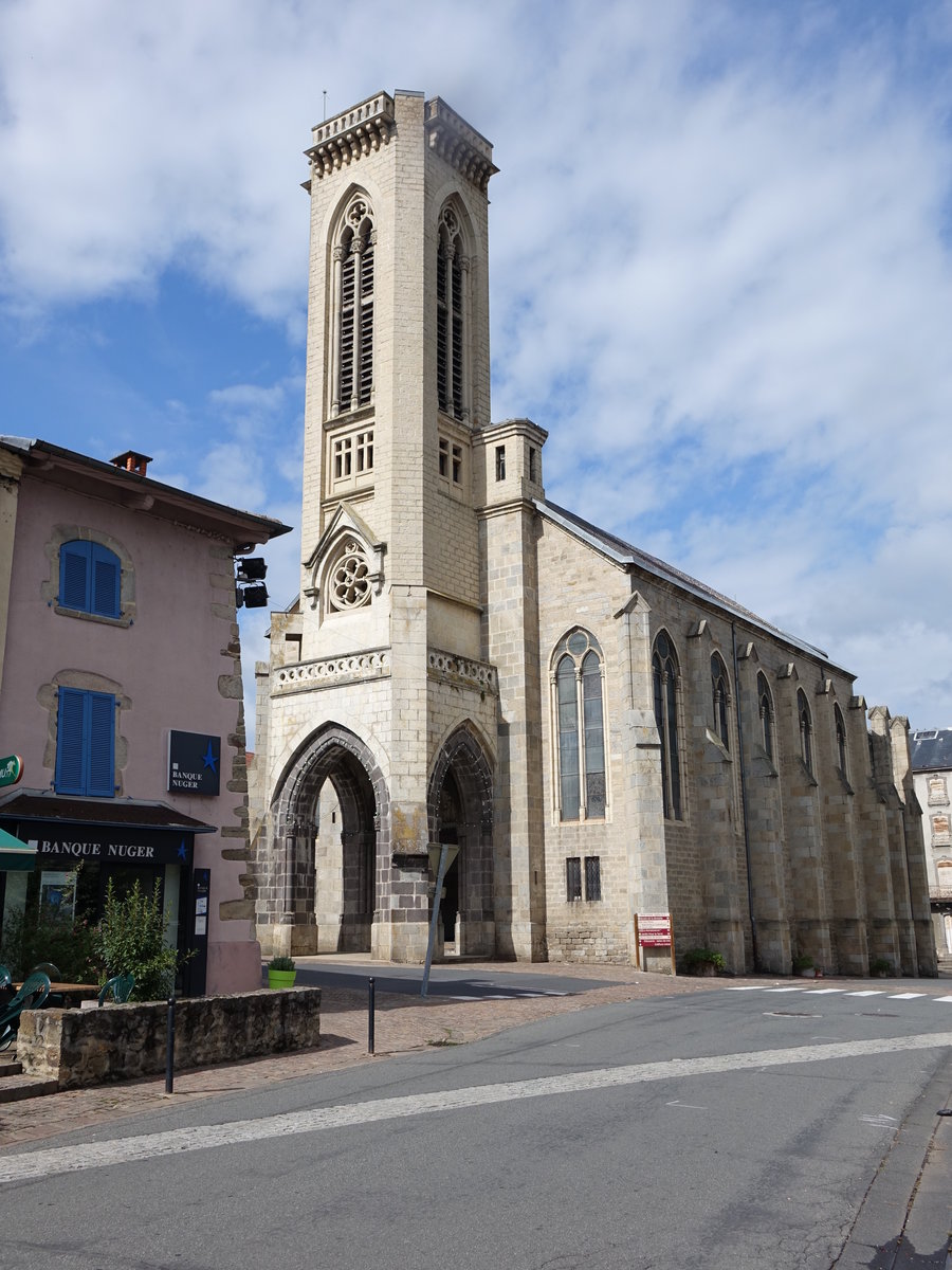 Arlanc, St. Pierre Kirche, erbaut im 12. Jahrhundert (19.09.2016)
