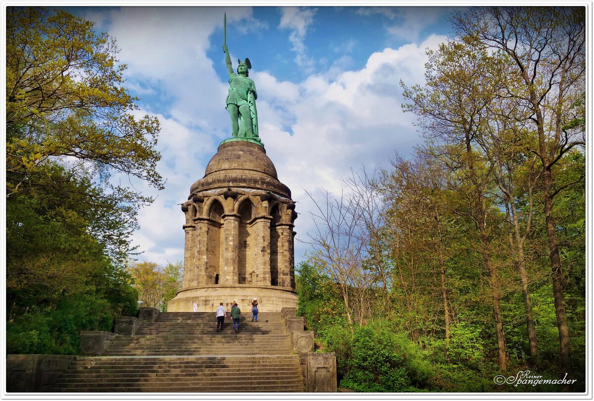 Arminius Denkmal, erinnert an die Varus Schlacht im Jahre 9 im Teutoburger Wald und den damit verbundenen Sieg der Germanen ber drei rmische Legionen. Das gut 53 m hohe Denkmal steht auf einer Anhhe im Teutoburger Wald bei Detmold. Mai 2022