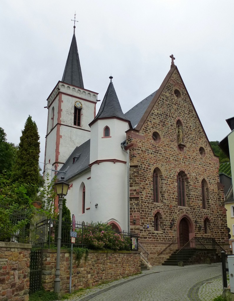 Assmannshausen am Rhein, die Heilig-Kreuz-Kirche wurde im 14.Jahrhundert erbaut, ist katholische Pfarrkirche, Sept.2014