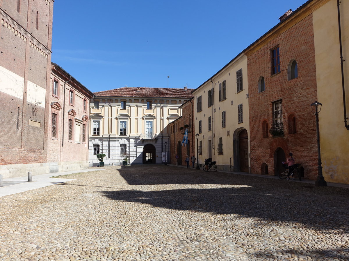 Asti, historische Palazzo an der Piazza Cathedrale (02.10.2018)