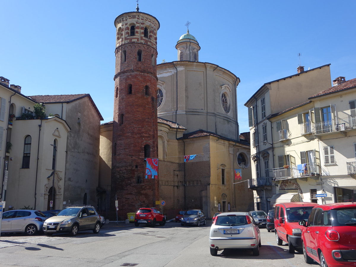 Asti, Torre Rossa, erbaut im 13. Jahrhundert, dahinter die Kirche Santa Caterina (02.10.2018)
