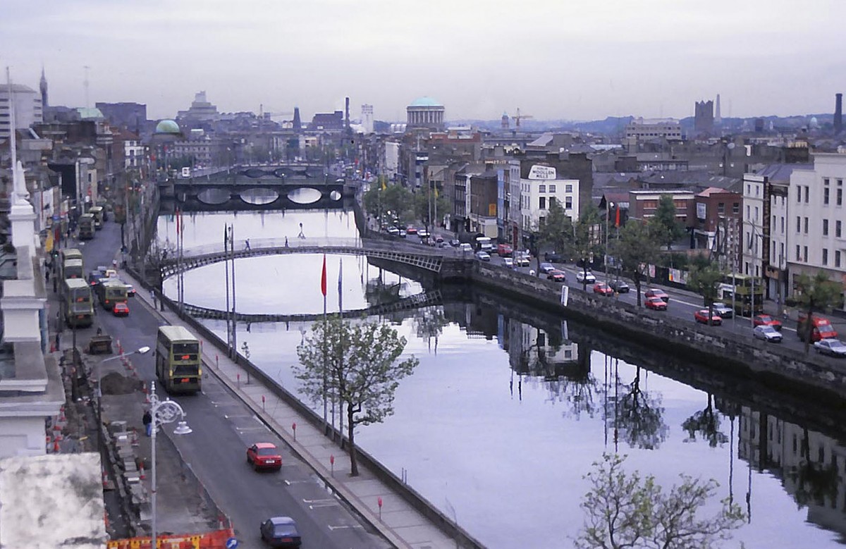 Aston Quay und der Fluss Liffey in Dublin. Aufnahme: Juni 1991 (Bild vom Dia).
