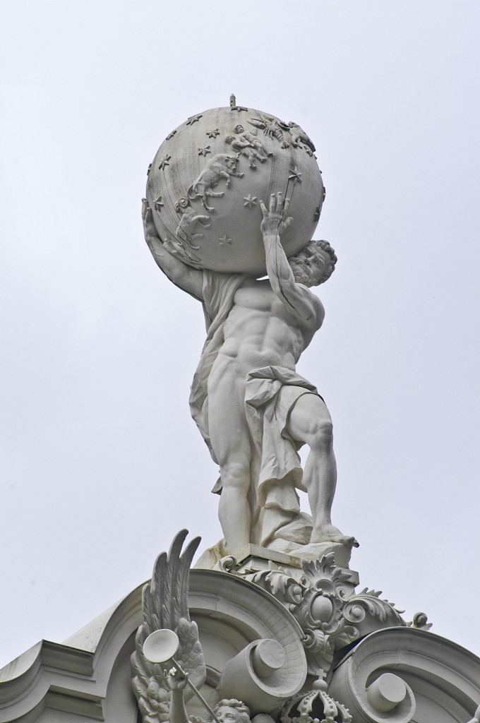 Atlas-Skulptur auf der Sdfassade vom Schloss Linderhof. Aufnahme: August 2008.