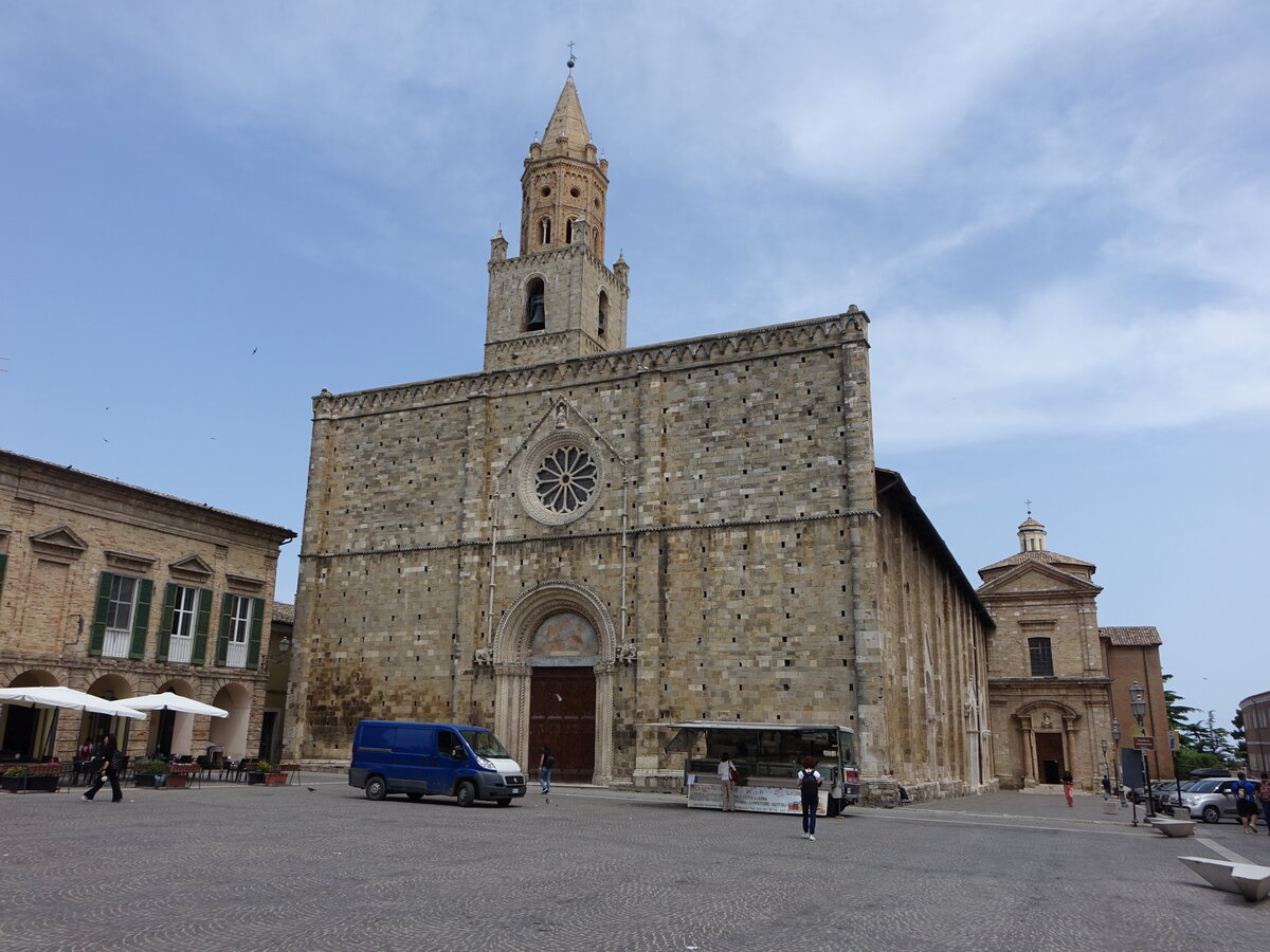 Atri, Kathedrale St. Maria Assunta, erbaut im 13. Jahrhundert, Fassade und Kampanile vollendet 1305 durch Rainaldo da Atri (27.05.2022)