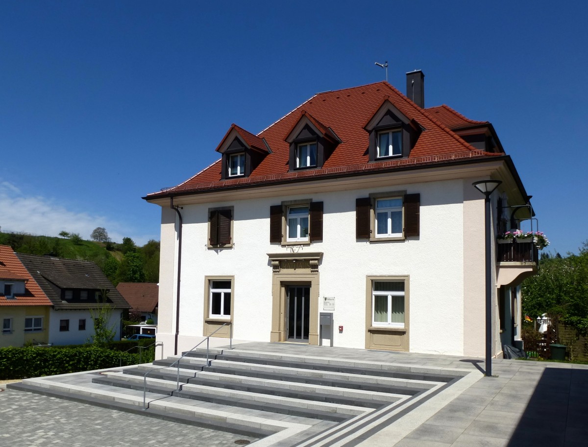 Au bei Freiburg, das Rathaus der Gemeinde im Hexental, bereits 861 urkundlich erwhnt, Mai 2013