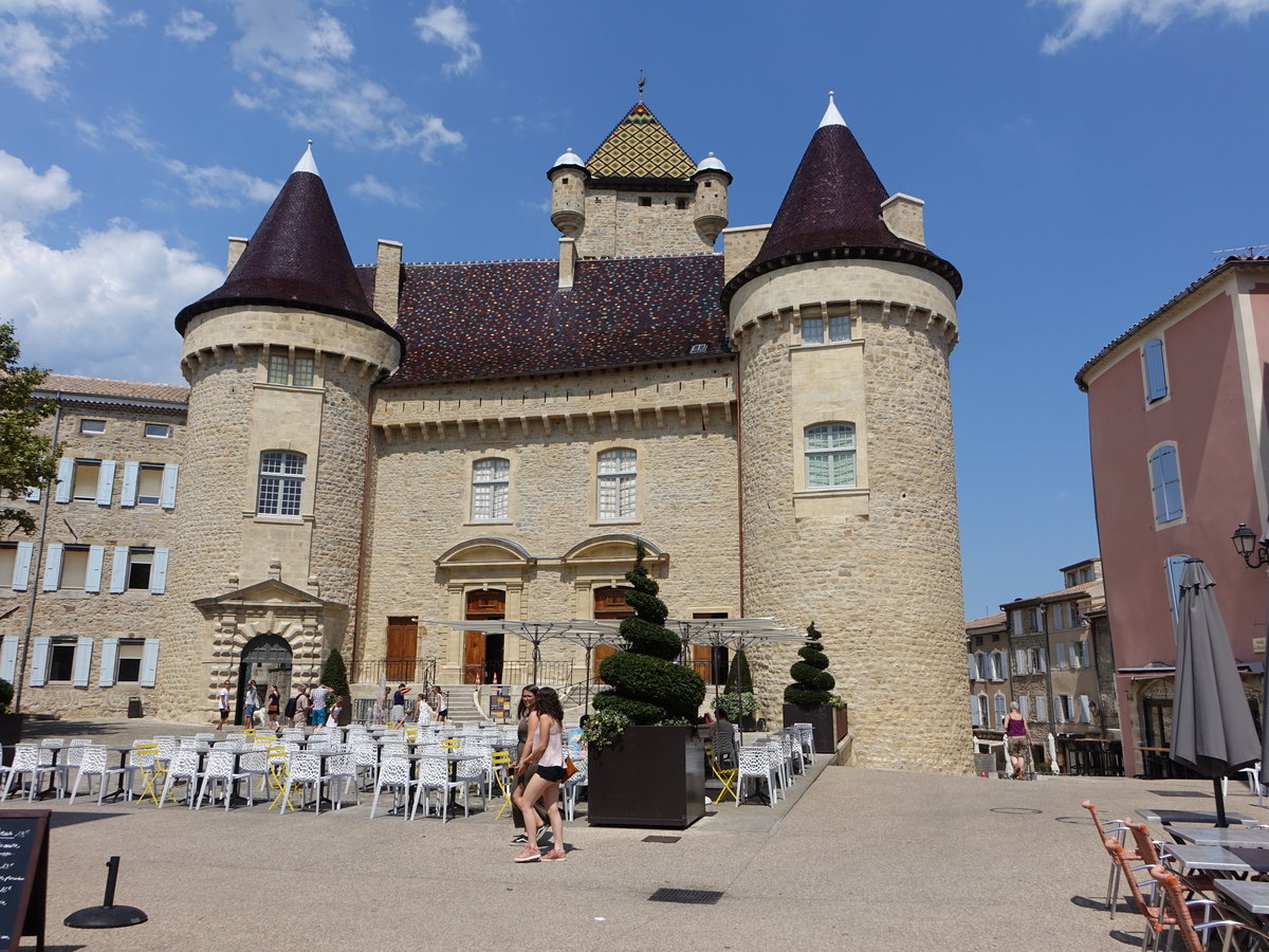 Aubenas, Schloss aus dem 14. Jahrhundert, beheimatet heute die Stadthalle, die sich mit groen Ausstellungen von Gemlden, Skulpturen und antiken Steingravuren rhmt (31.07.2018)