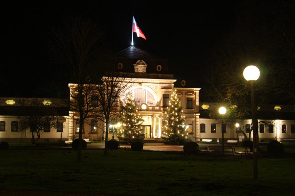 Auch das Kurhaus in Bad Rothenfelde erstrahlte am 27.11.2014 bereits in weihnachtlichem Lichterglanz. Der morgendliche leichte Wind belebte zudem die Szene, Indem er die Fahne auf dem Gebude aufblhte!