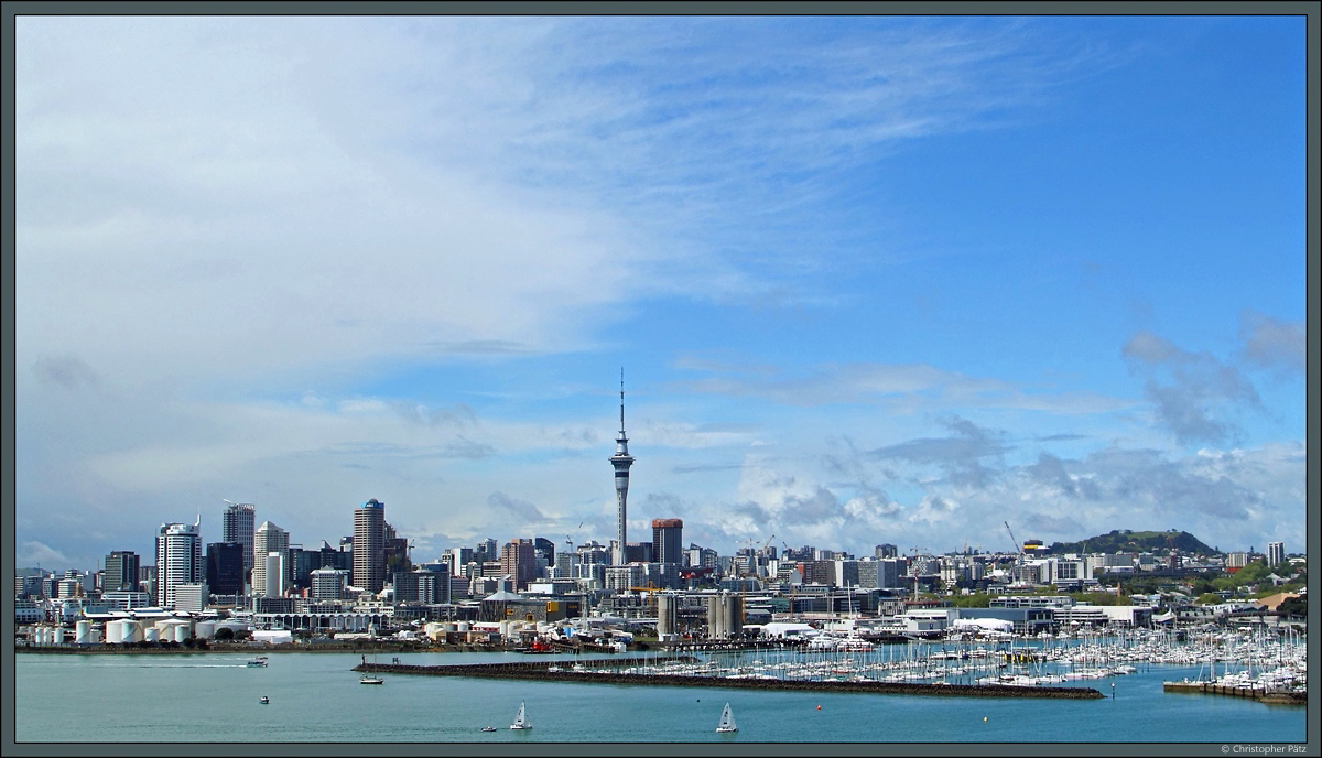 Auckland ist mit mehr als 1,4 Millionen Einwohnern die grte Stadt Neuseelands. Wegen der zahlreichen Segelboote wird sie auch als  City of Sails  bezeichnet. Der 1997 erffnete Sky Tower ist mit 328 Metern Hhe der hchste Fernsehturm sdlich des quators. (15.10.2016)