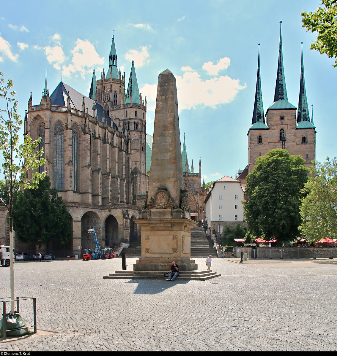 Auf dem Domplatz in Erfurt befinden sich der Erfurter Dom selbst (links), ein Obelisk sowie die Kirche St. Severi. Bei Temperaturen um die 35 C an diesem Tag sorgte eine Innenbesichtigung der Gotteshuser zwischenzeitlich fr Abkhlung.
Aufgenommen im Gegenlicht.
[3.6.2019 | 15:20 Uhr]