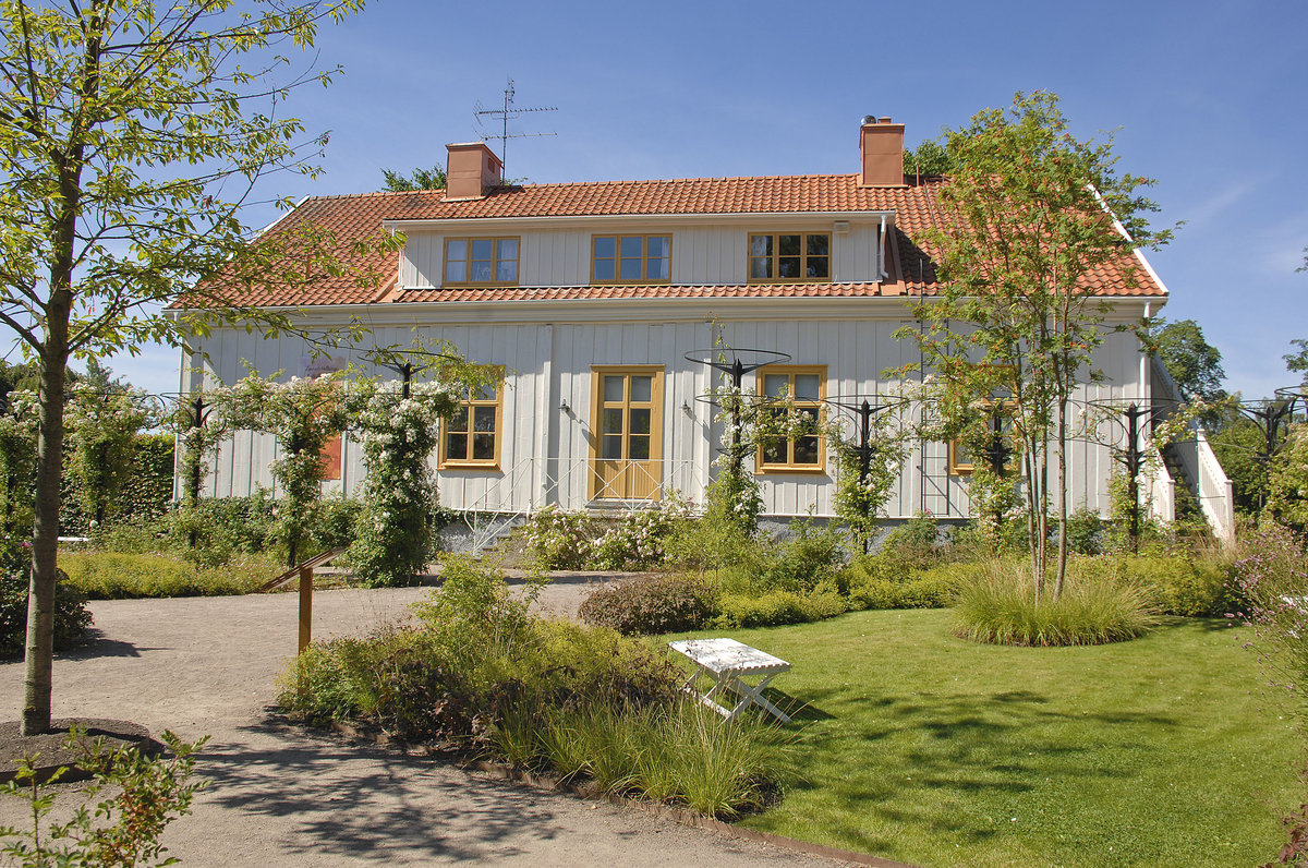Auf dem Hof Ns in Vimmerby, wurde Astrid Lindgren (ursprnglich: Anna Emilia Ericsson) 1907 geboren. Heute ist es allen Besucherinnen und Besuchern mglich, die Umgebung zu erkunden, in der sie als kleines Mdchen zu Hause war.
Aufnahme: 21. Juli 2017.