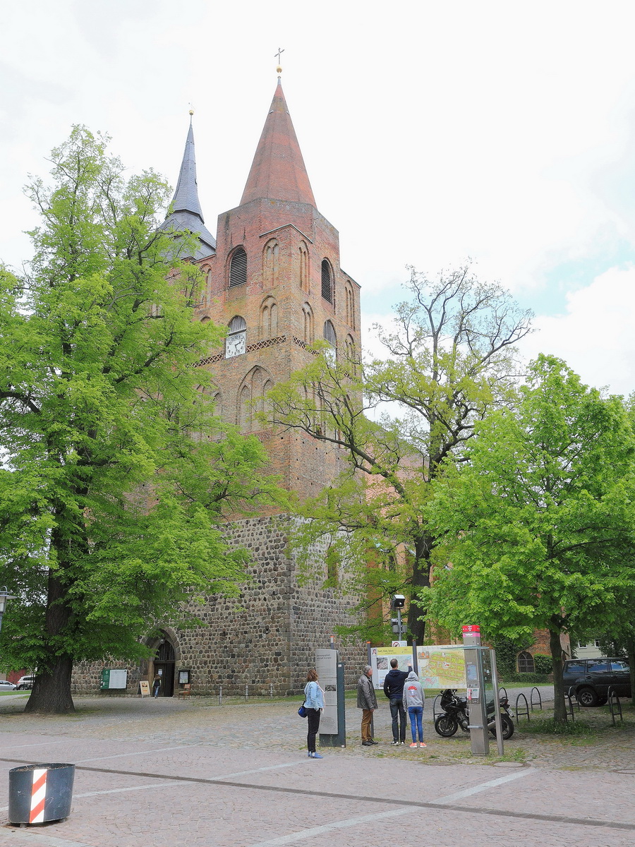 Auf dem Kirchplatz in Gransee steht die Stadtkirche St. Marien am Nachmittag des 18. Mai 2016.