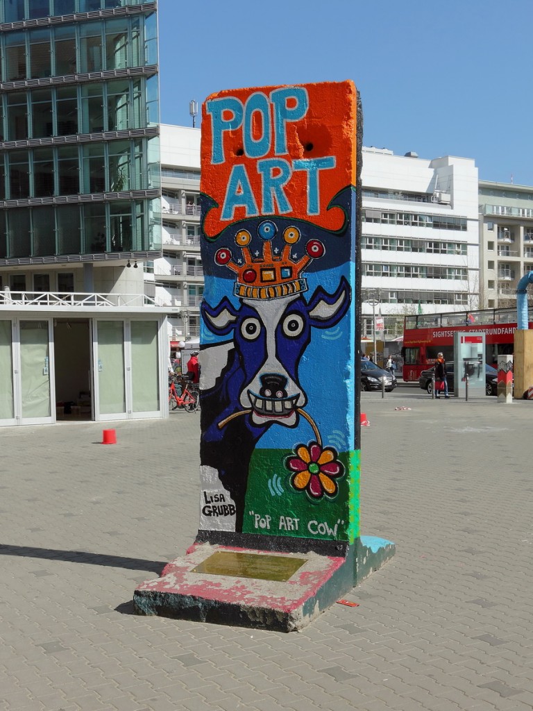 Auf dem Vorplatz des asisi Panorama Berlin am Checkpoint Charlie in der 
Friedrichstrae 205, steht ein Stck Mauer mit Information zu Lisa Grubb, eine Ikone aus der Heimat der Pop Art New York. Gesehen am 15. April 2015 in Berlin Mitte.

