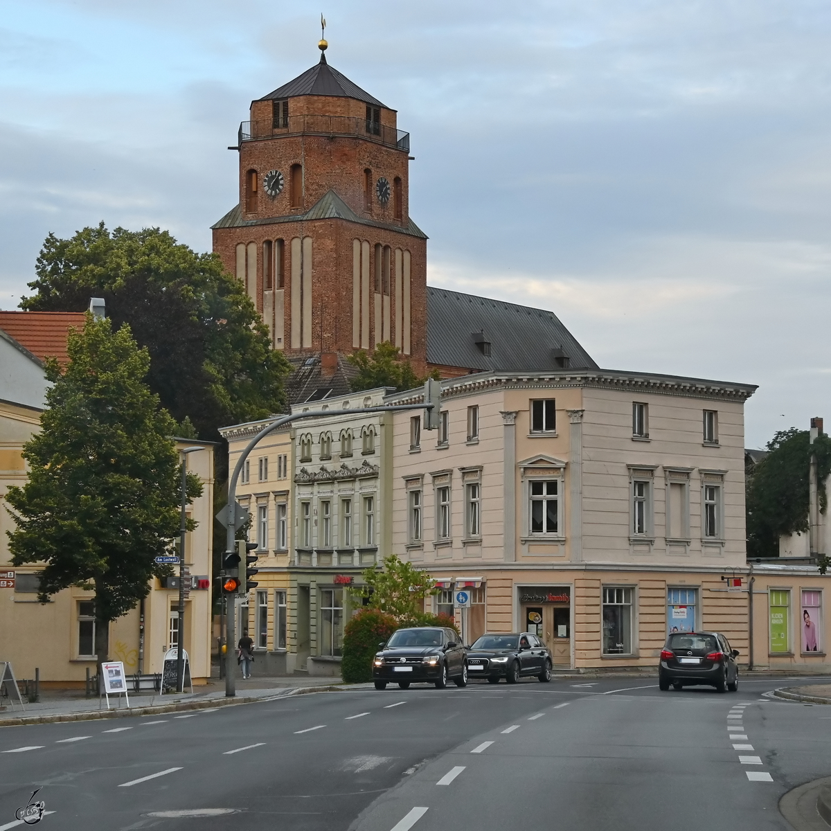 Auf dem Weg nach Usedom kommen jetzt gleich die engen Gassen im Zentrum von Wolgast. Im Hintergrund die alles berragende St.-Petri-Kirche. (August 2021)
