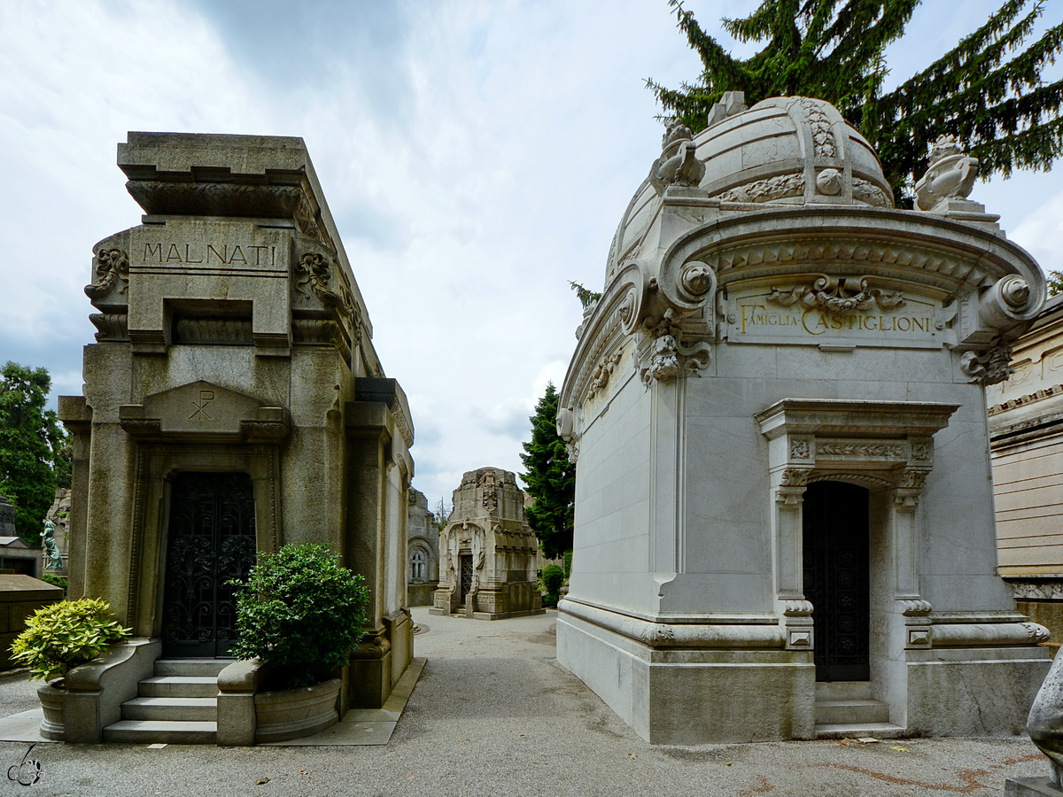 Auf dem Zentralfriedhof von Mailand gibt es eine Unmenge an prachtvollen Mausoleen. (Juni 2022)